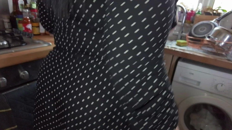 Mia MILF: Mia, kitchen quicky - olhando para cima, leva a uma foda