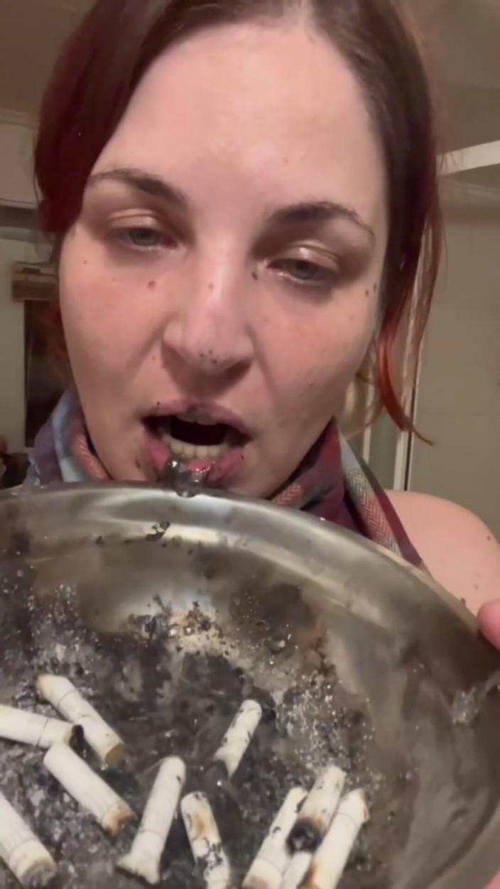 Elena917: Self Lidský popelník Plivat popelník špinavá tvář
