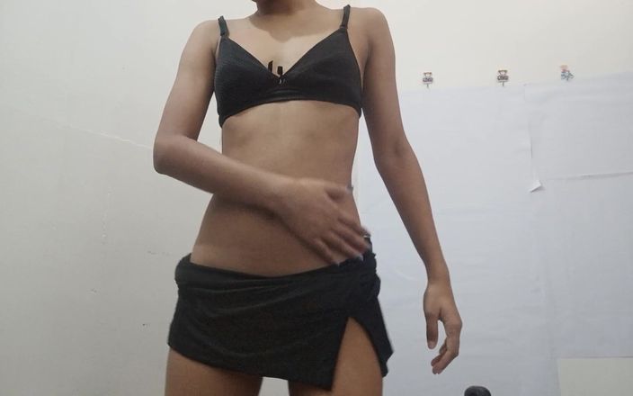 desigirl93: Aku lagi asik fingering memekku sendirian