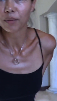 Duas pequenas meninas lésbicas peitudas se dão prazer