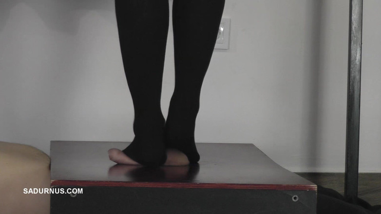 Sadurnus: Mestra Cleo de meia-calça pisoteia seu escravo ao orgasmo