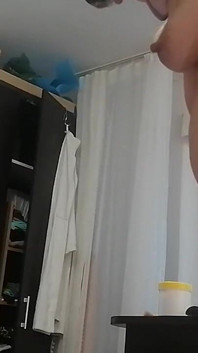 Amatérská manželka masturbuje s prsty v kundičce až do orgasmu.