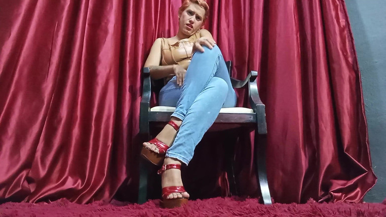 Queensofthefeet: ズボンの上におしっこをします