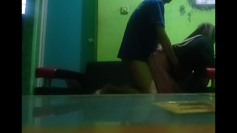 Famly sex: Casi me descubrí cuando me follé el coño de mi...