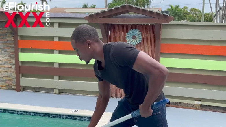 The Flourish XXX: Stephanie Love Memikat Lelaki Penyelenggaraan Kolam