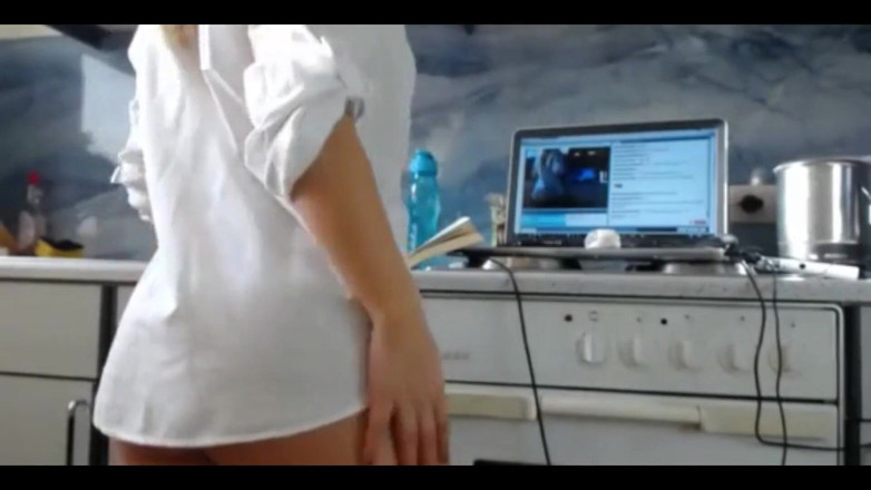 Sexydea: 荡妇sexydea在直播中自慰