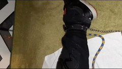 Satin short: Amarrada em jeans e shorts de cetim e suja usada