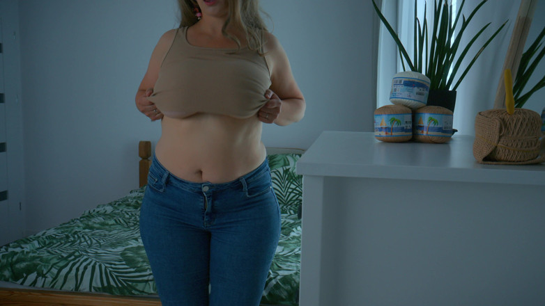 Mrs Wetslavs: Wenn mollige MILF Schmuck wählt ... und endet mit Hand zwischen...