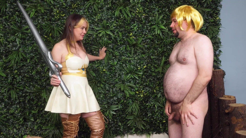 Domestic femdom: वह-रा बॉलबस्ट्स हे मैन