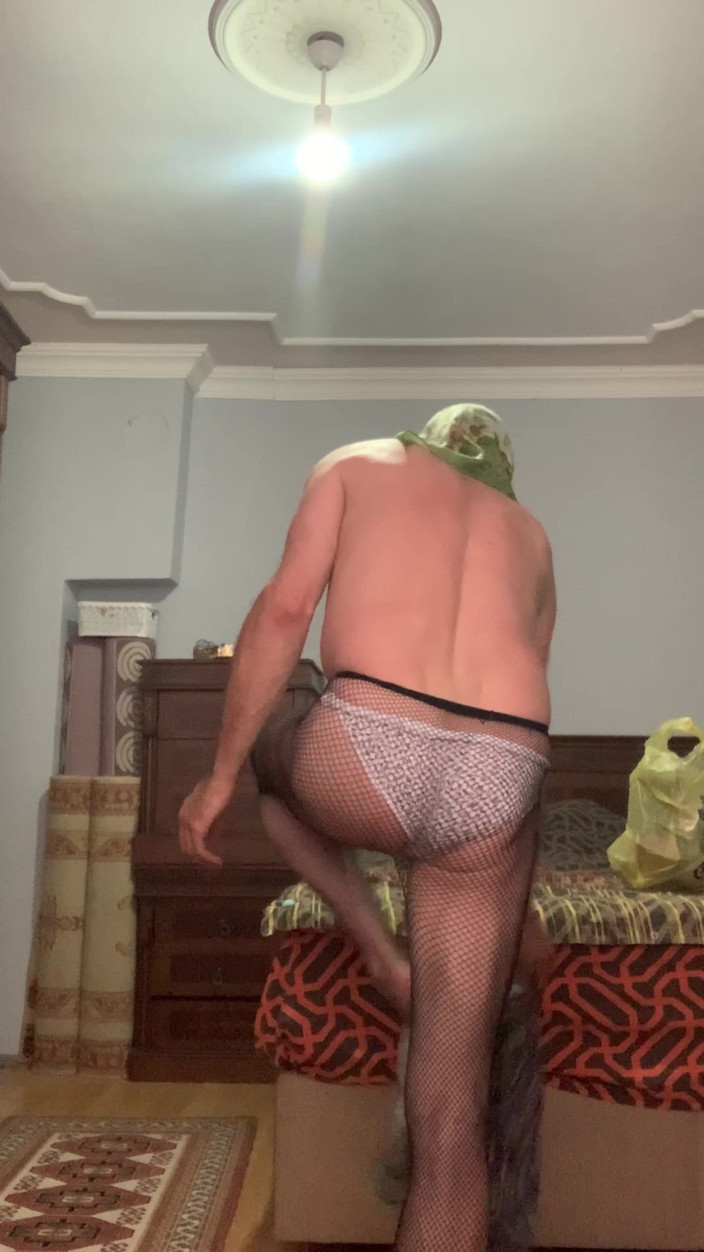 cd_aysemmm: Mẹ kế mông to đội khăn trùm đầu cởi quần áo