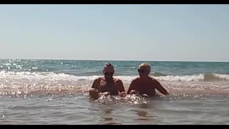 Crazyfamily 1970: 裸で泳ぐ