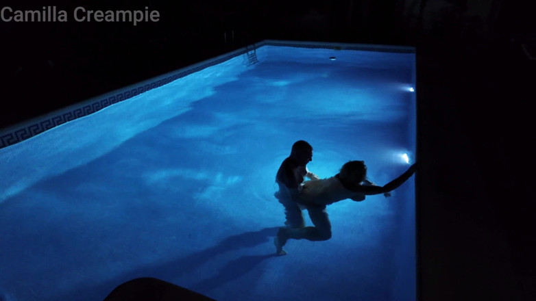 Camilla Creampie: Baise nocturne et creampie dans la piscine