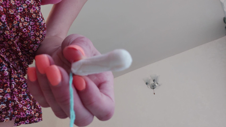 GinnaGg: Chơi với băng vệ sinh trong cận cảnh đầy lông