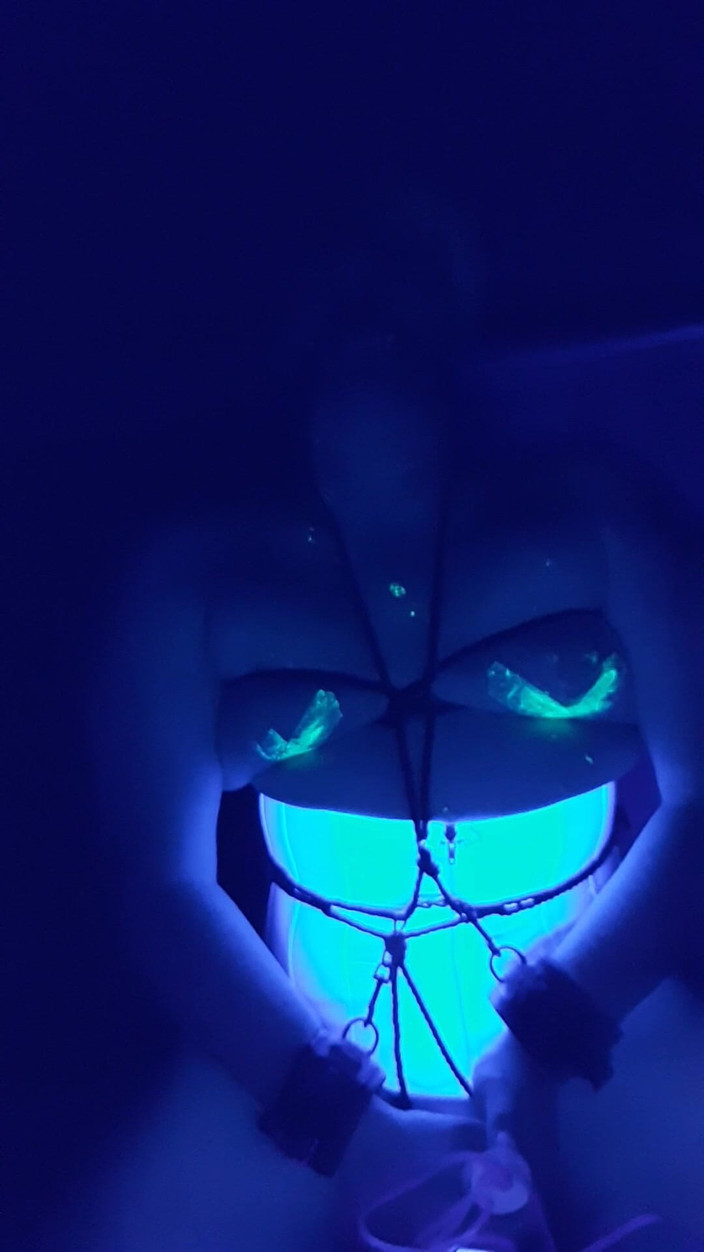 Roxxie rae page: Schwarzes licht, selbstbondage