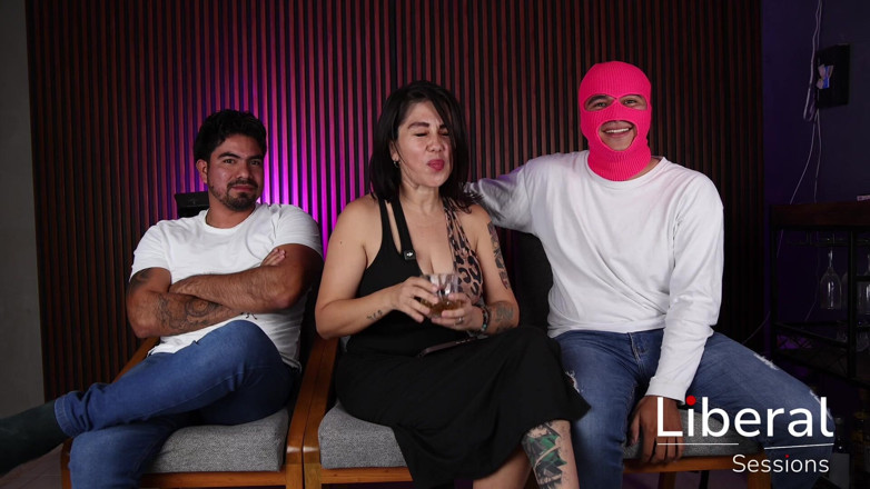 Liberal sessions: MILFka s krásnými prsy natáčí její první porno