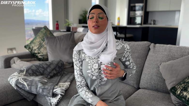 Aaliyah Yasin: 無邪気なメイドAaliyah Yasinは大人のおもちゃを発見します