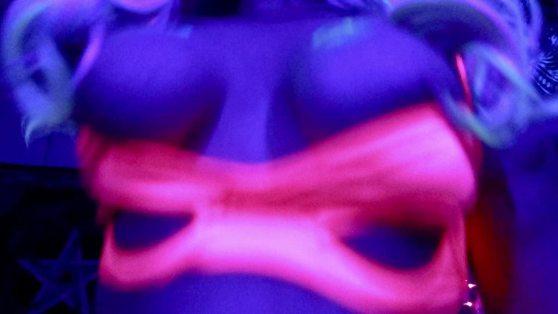 VickyVixen: Cavalcandoti nella blacklight