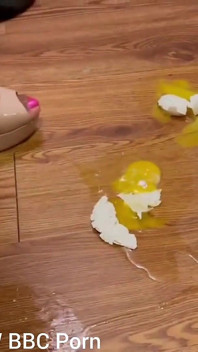 Squashing Eggs Dalam Kasut Tumit Tinggi Saya