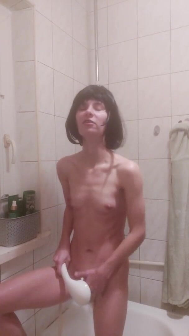 Wet Pussy Fuck: A Polish Teenager Masturbates in the Shower with Loud Orgasm
