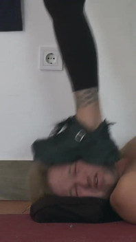 Amante Cleo pisando e fumando em seu escravo