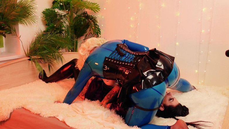 Arya Grander: Lateks kauçuk sahne arkası videosu - 2 lezbiyen kız evde porno yaparak...