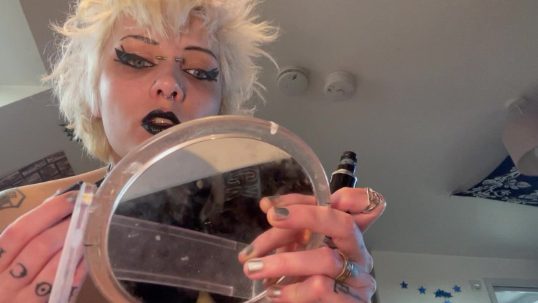 Glitterqueen1999: Goth Girl Glitterqueen1999 Mengabaikan awak semasa dia menggunakan soleknya, gincu...