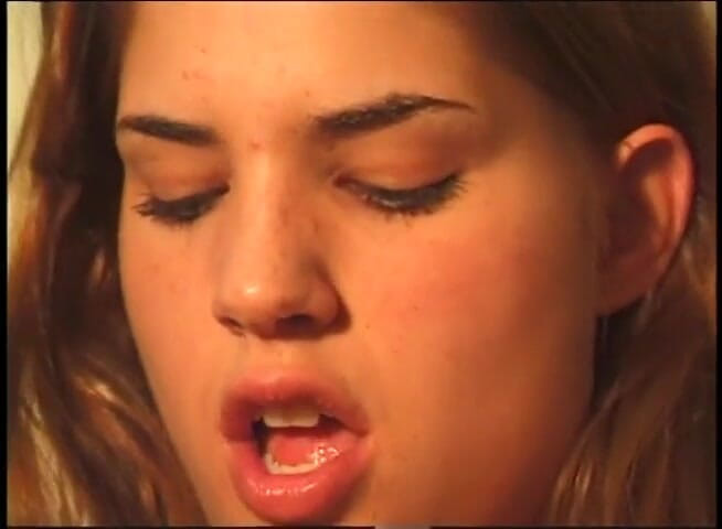 VOP Porno: Dos lindas lesbianas se follan en el taxi y en...