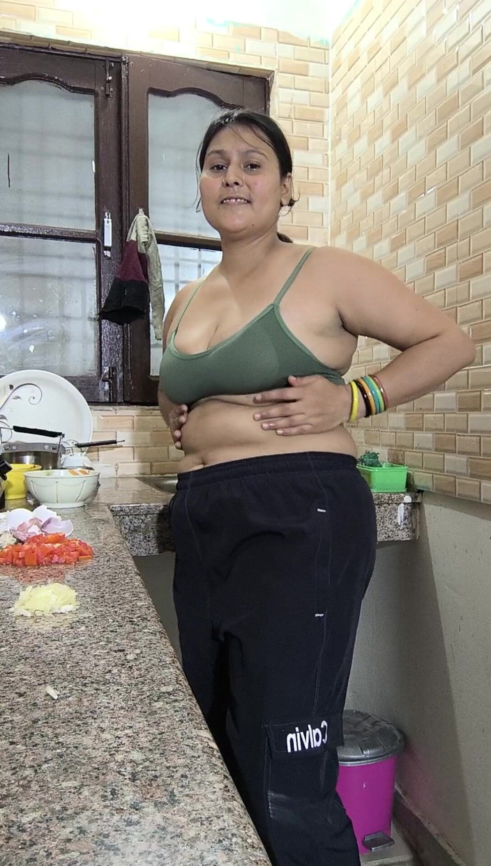 Puja555: पूजा भाभी रसोई में खाना बना रही है पूर्ण मनोरंजन