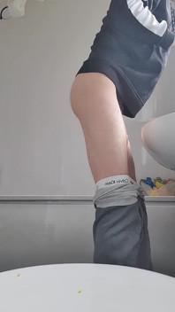 Twink slabă aplecându-se și jucându-se cu pula de aproape