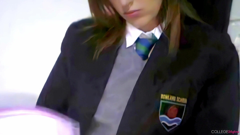 College Uniform: Up sk!rt за участю Софії Сміт