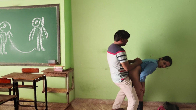 Bobbypranav: Studentesse indiane universitarie scopano in classe