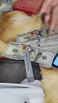 Findom: la dea del denaro conta il denaro e ti fa adorare la sua scollatura ed i suoi piedi