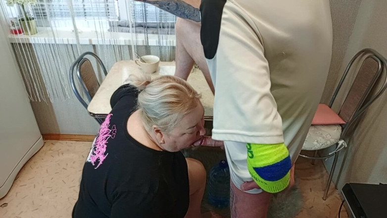 Zona901: Nel pomeriggio, fotto la mia vicina in bocca in cucina...