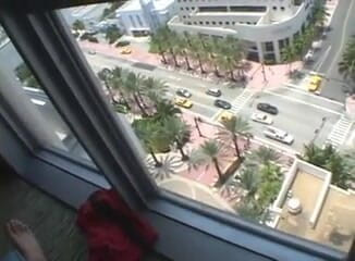 Cryptostudios: Una bellissima ragazza di Miami beach succhia un mostruoso cazzo...