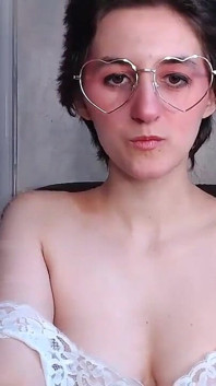 Camgirl - arbusto completo sob camisola