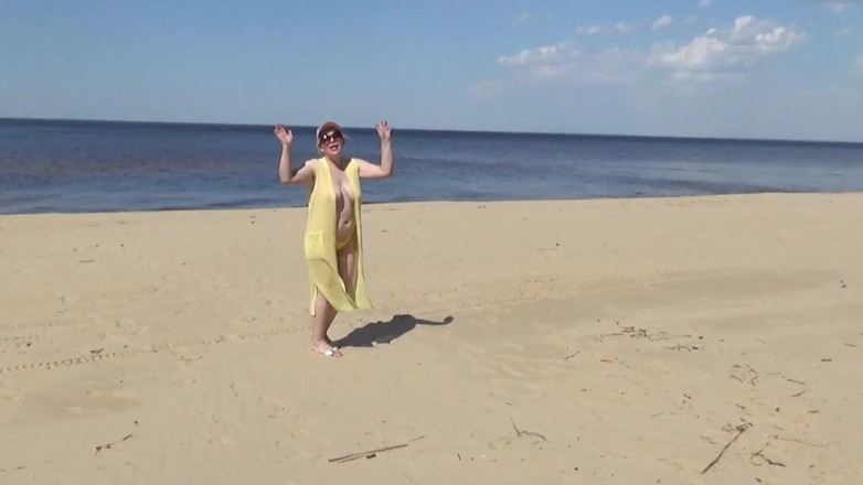 RedRoseRus: Juicy Woman Walking Naked on Beach