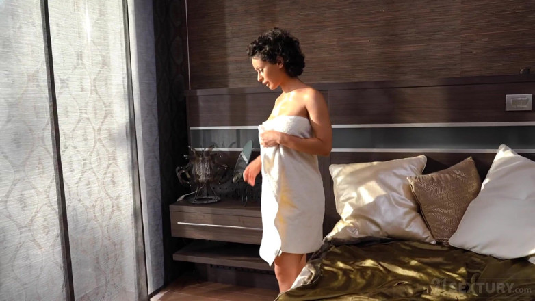 21 Sextury: Veronica leal和staccy bloom玩3P性爱