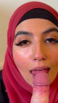 Aaliyah Yasin försöker att inte svälja sina styvbror cum