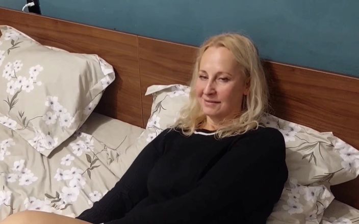 Selena701: Blonďatá zralá manželka si užívá poloviční oblečená sexuální hry