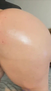Cewek webcam lagi asik muasin memeknya pakai dildo ukuran kontol raksasa pria kulit hitam