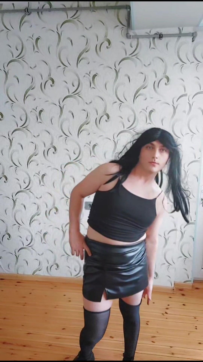 Kitty_Cross: Hezká gotická princezna Femboy v kožené sukni a sexy punčochách,...
