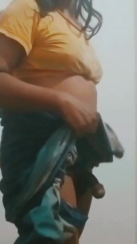 बड़ी गांड दिखा रही है