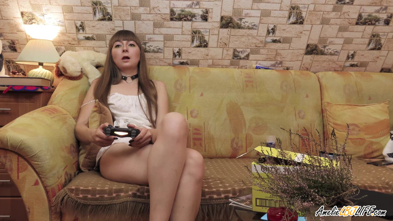 Amelie Dubon: Süßes schätzchen masturbiert muschi mit vibrator, während sie PS4 spielt