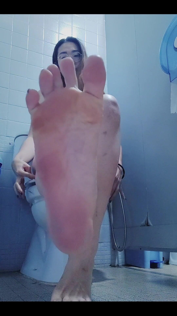 Aerie Rei: Ти знаєш, яким розбещеним ти повинен бути, благати йти за мною в туалет, щоб обожнювати мої ноги?