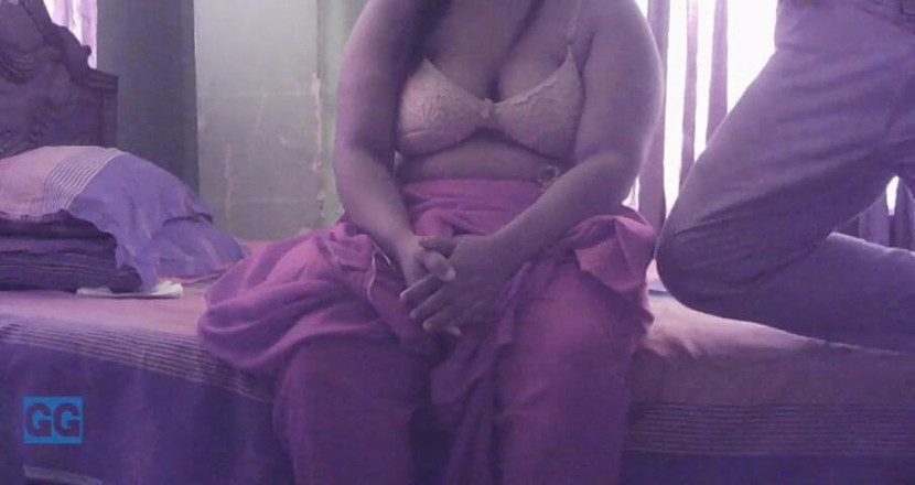 Girlgroup: Tetona india milf ayuda a su padrastro a ponerse duro...