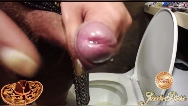 JessieRoss: 2 kencing besar di tandas dan pedas air mani