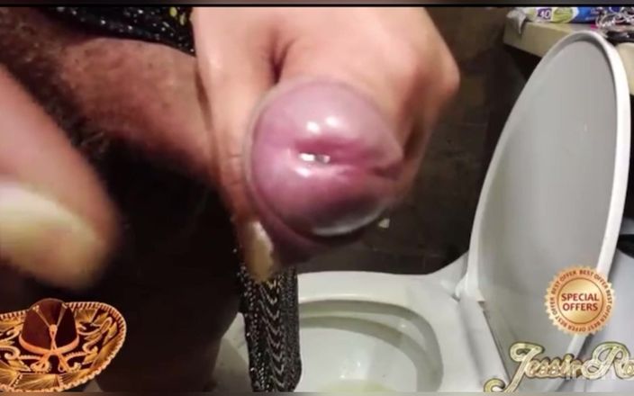 Amazing shemale big balls: 2 pișări mari în toaletă și spermă picantă