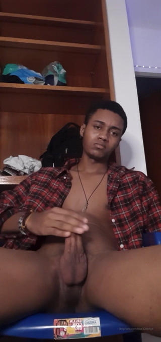 Black-2001: Un mec excité à grosse bite noire caresse jusqu’à l’explosion dans...