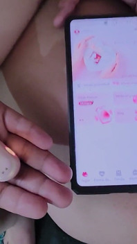 Ce vibromasseur Beyourlover Earpod Alggie à aspiration fait creuser mon cul et fait vibrer mon sexe de plaisir