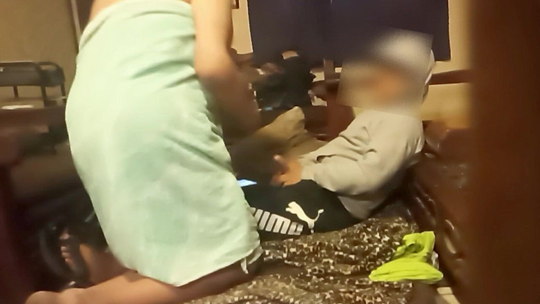 Tetto Michel: Üvey erkek kardeşim evde kimsenin olmaması gerçeğinden yararlanarak bazı saksolar...